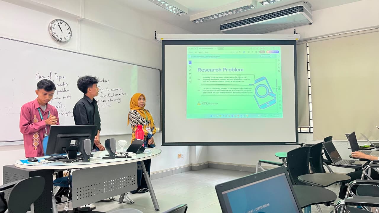 Mahasiswa UBMG Asah Kemampuan Riset dan Eksplorasi Energi Berkelanjutan di Malaysia
