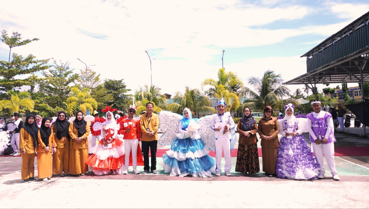 Siswa SMKS Bina Mandiri Bonebol Gelar Fashion Show Berbahan Dasar Sampah Daur Ulang Anorganik