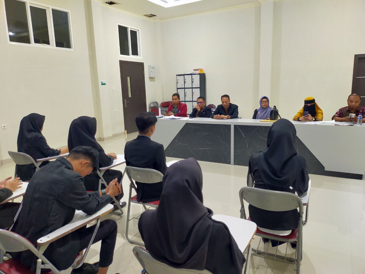 8 Mahasiswa FEB Ikuti Ujian Sidang Skripsi, PLt Warek 1: Pertahankan Penelitian dengan Konklusif