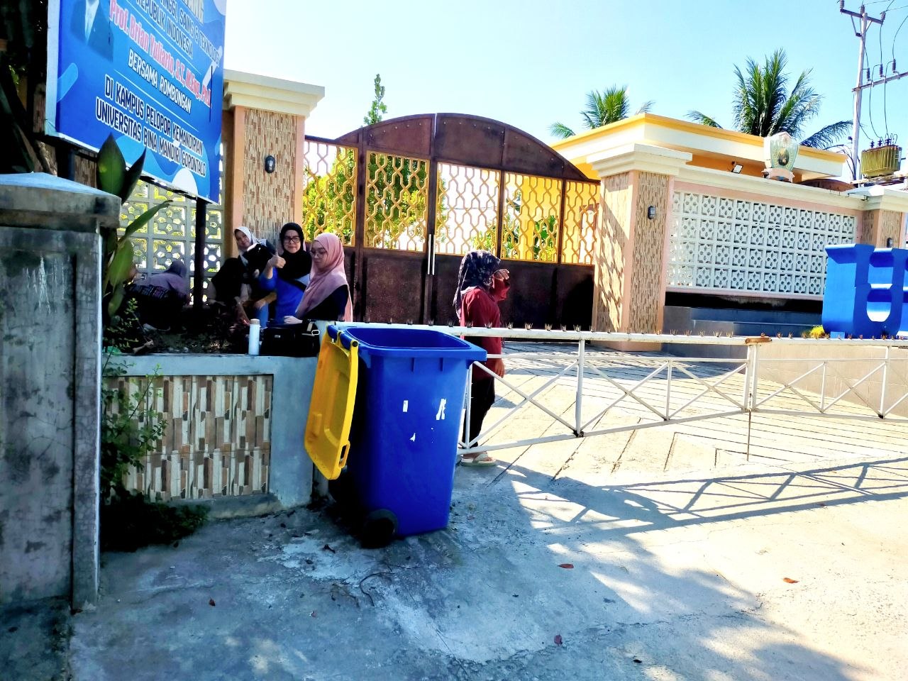 Kerja Bakti Sivitas Akademika UBMG Perkuat Budaya Kebersamaan Berbasis Kepedulian Lingkungan