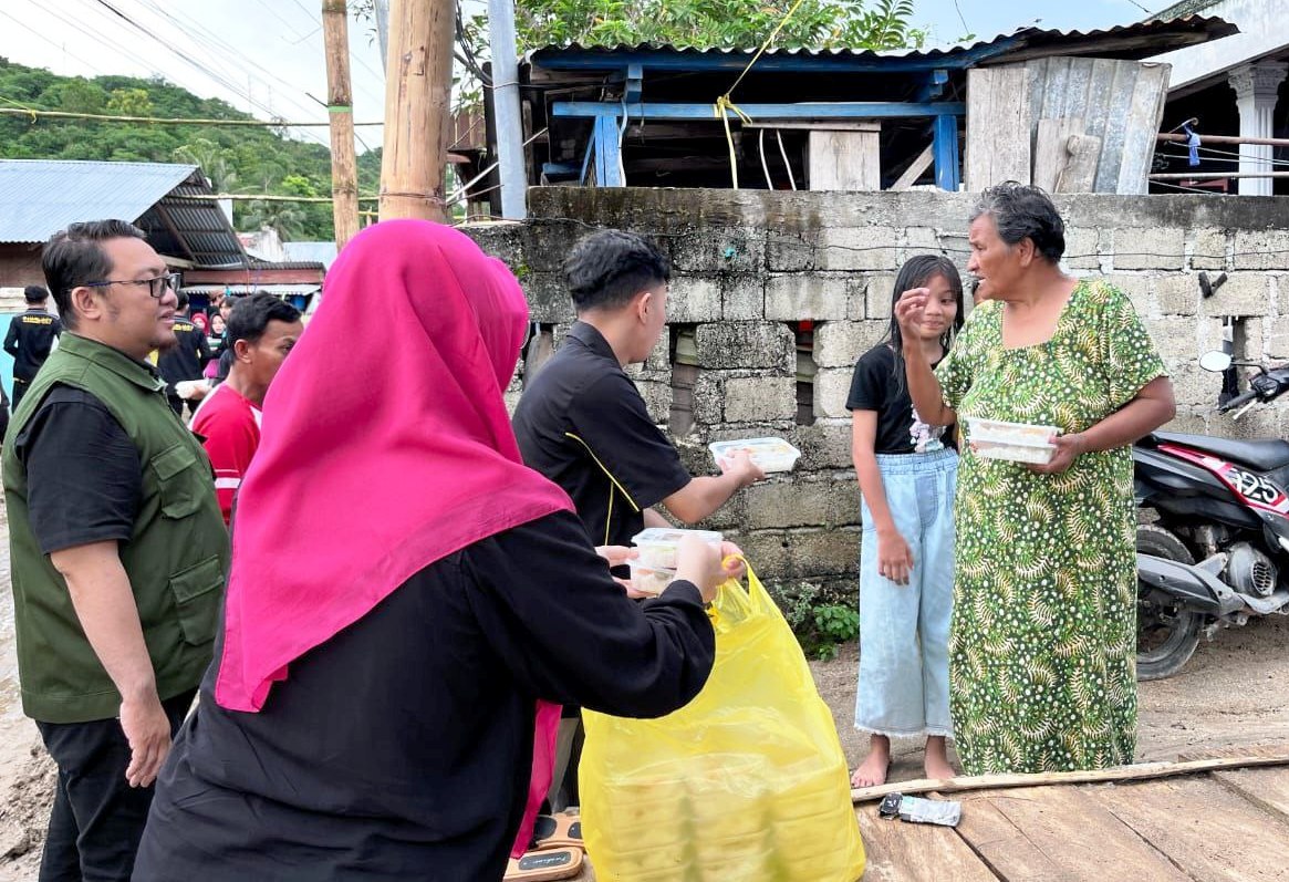 Civitas UBM Gorontalo Berikan Takjil dan Gotong Royong Bersihkan Sisa Lumpur Korban Banjir