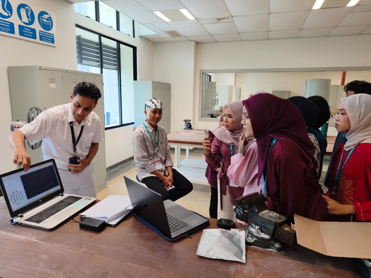 Dari Teknologi Otak hingga Proyek STEM, Mahasiswa UBMG Rasakan Serunya Belajar di Malaysia