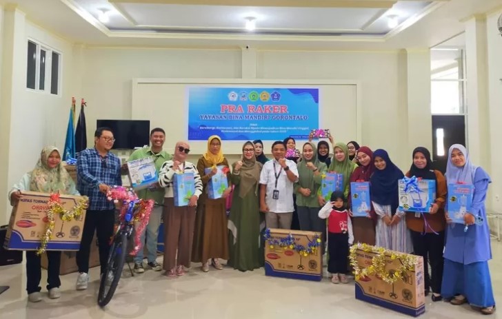 Yayasan Bina Mandiri Gorontalo Bagi-bagi Doorprize untuk Pegawai