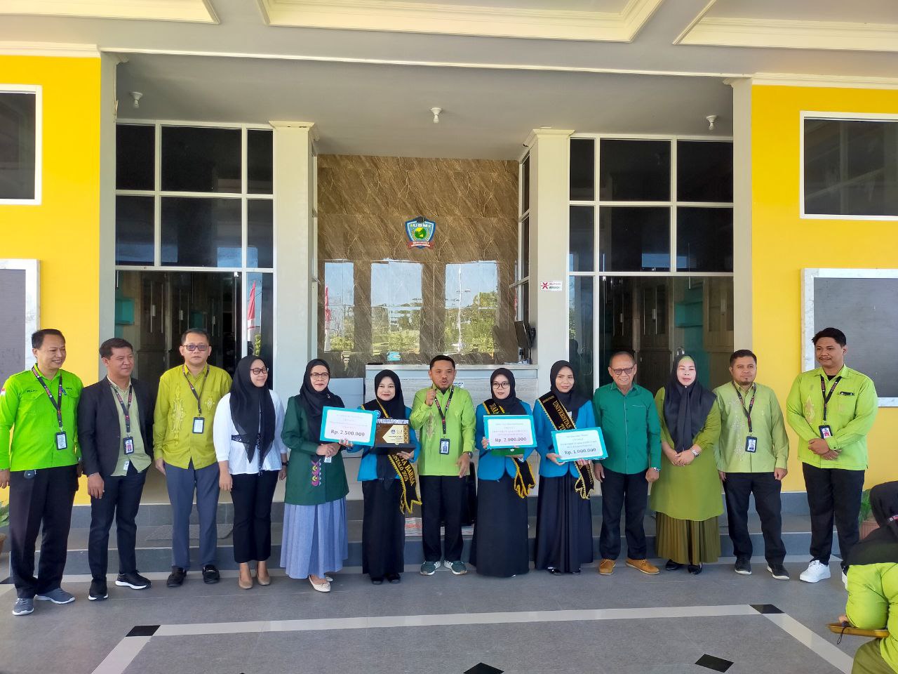 Rektor UBM Gorontalo Serahkan Reward Untuk 3 Mahasiswa Berprestasi, pada Ajang Pilmapres Tingkat LLDikti 16 dan Duta Bahasa Provinsi Gorontalo