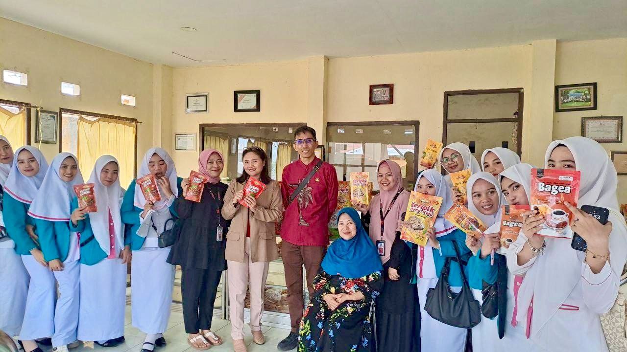 Mahasiswa Prodi S1 Gizi UBM Gorontalo Belajar Langsung Produksi dan Pemasaran di UMKM Flamboyan