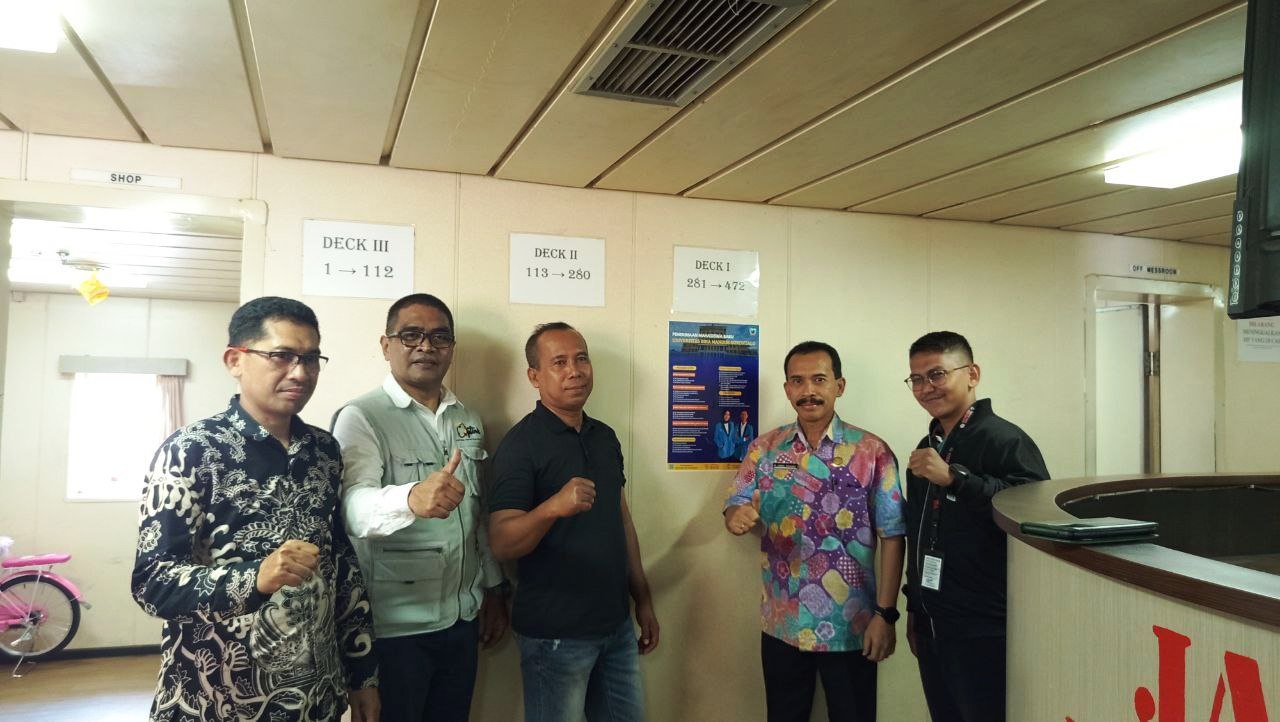 Didampingi Kadis Perhubungan, UPT PMB UBM Gorontalo Sosialisasi Penerimaan Maba lewat Stiker