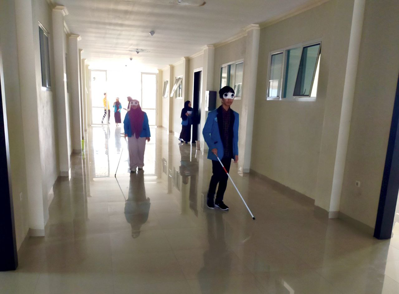 Pakai Alat Bantu Tongkat, Mahasiswa Prodi Pendidikan Khusus FIPB UBM Gorontalo Praktek Mobilitas Tuna Netra