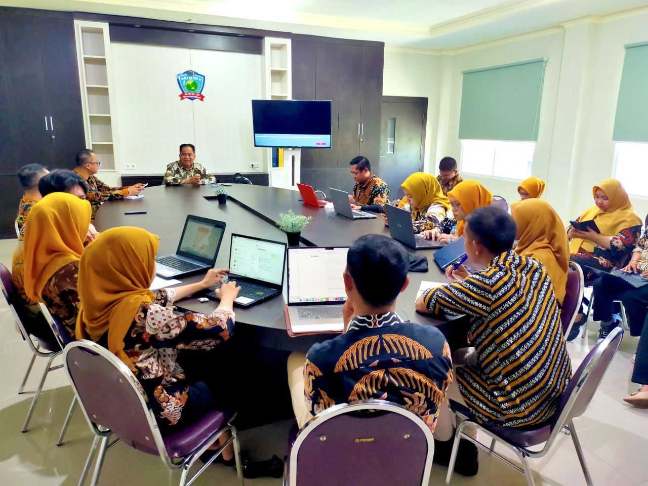 Prof. Dr. Akmal Umar Jadi Narasumber FGD, Usung Tema Strategi Peningkatan Karir Jabatan Fungsional Dosen UBM Gorontalo