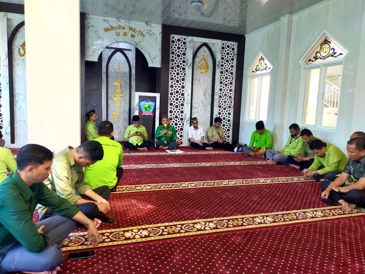 Laksanakan Apel Kerja di Musholla At Tin UBM Gorontalo, Pimpinan dan Staf Awali Rutinitas dengan Sholat Dhuha Berjamaah dan Kultum