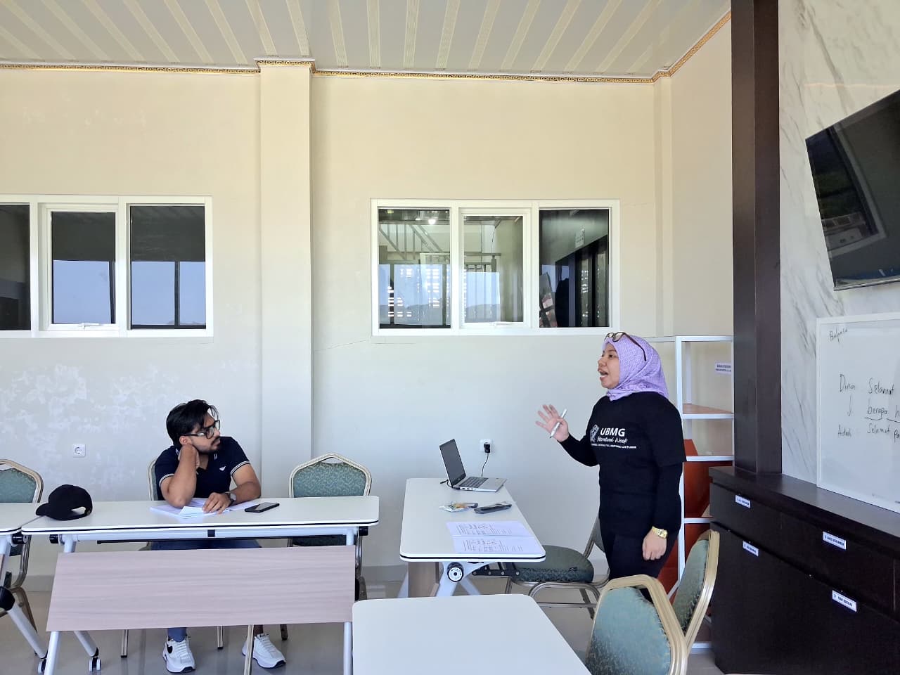Mahasiswa Asing UBMG Antusias Belajar Bahasa Indonesia: Kenali Angka, Hari, Bulan hingga Waktu