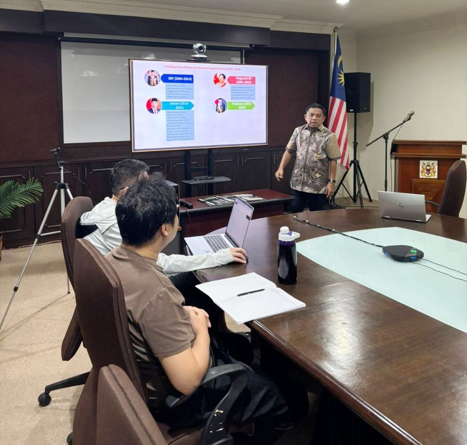 Jadi Narasumber, Ketua YBMG dan Kepala KUI UBM Gorontalo Presentasi di Universiti Sains Malaysia