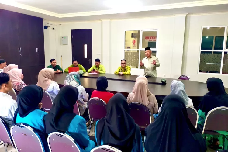 UBM Gorontalo Sambut Anggota DPD RI Jasin U. Dilo, Serahkan Beasiswa KIP dan Beri Semangat kepada Mahasiswa