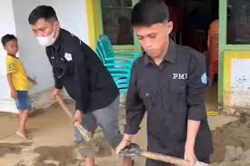 Civitas UBM Gorontalo Gotong Royong Bersihkan Sisa Lumpur Korban Banjir