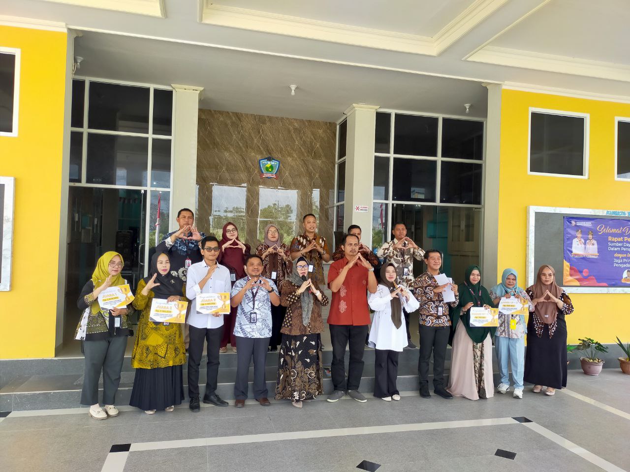 Rektor UBM Gorontalo Beri Hadiah UPT Perpustakaan Juara Lomba Kearsipan dan Reward bagi Ketua Prodi S2 Manajemen PPS Atas Capaian Akreditasi Baik Sekali