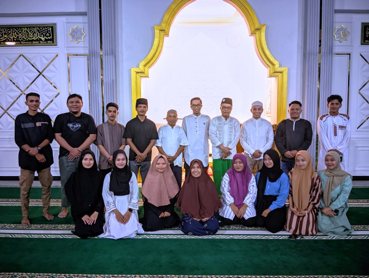 Mahasiswa Prodi Tekpen UBM Gorontalo Bukber dan Beri Bantuan di Masjid Al Azhar, Poowo Barat Kabila