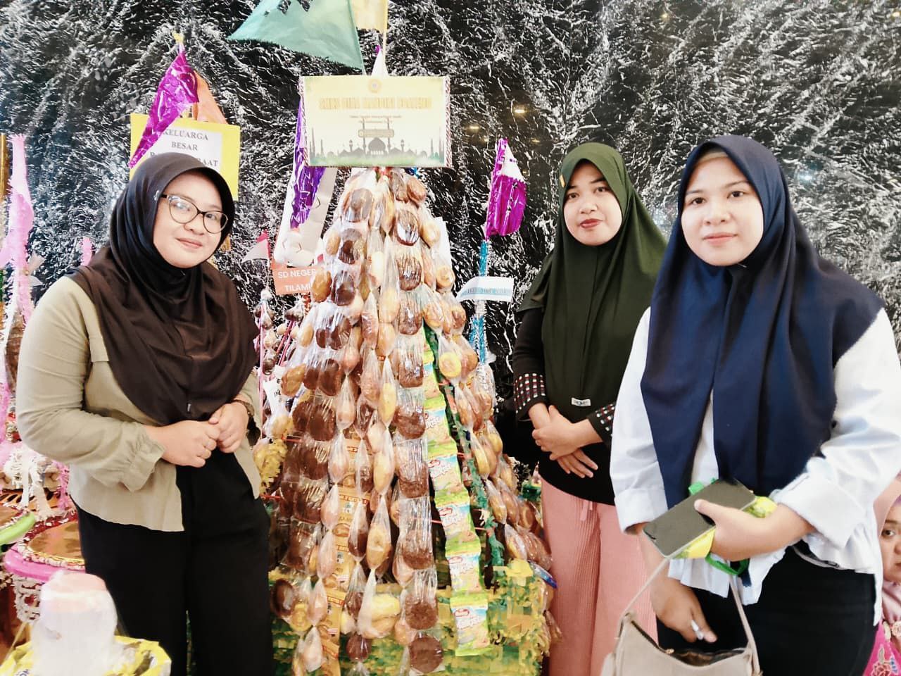 Siswa SMK Bina Mandiri Boalemo Peringati Maulid Nabi Muhammad SAW dan Berpartisipasi Tradisi Buat Tolangga