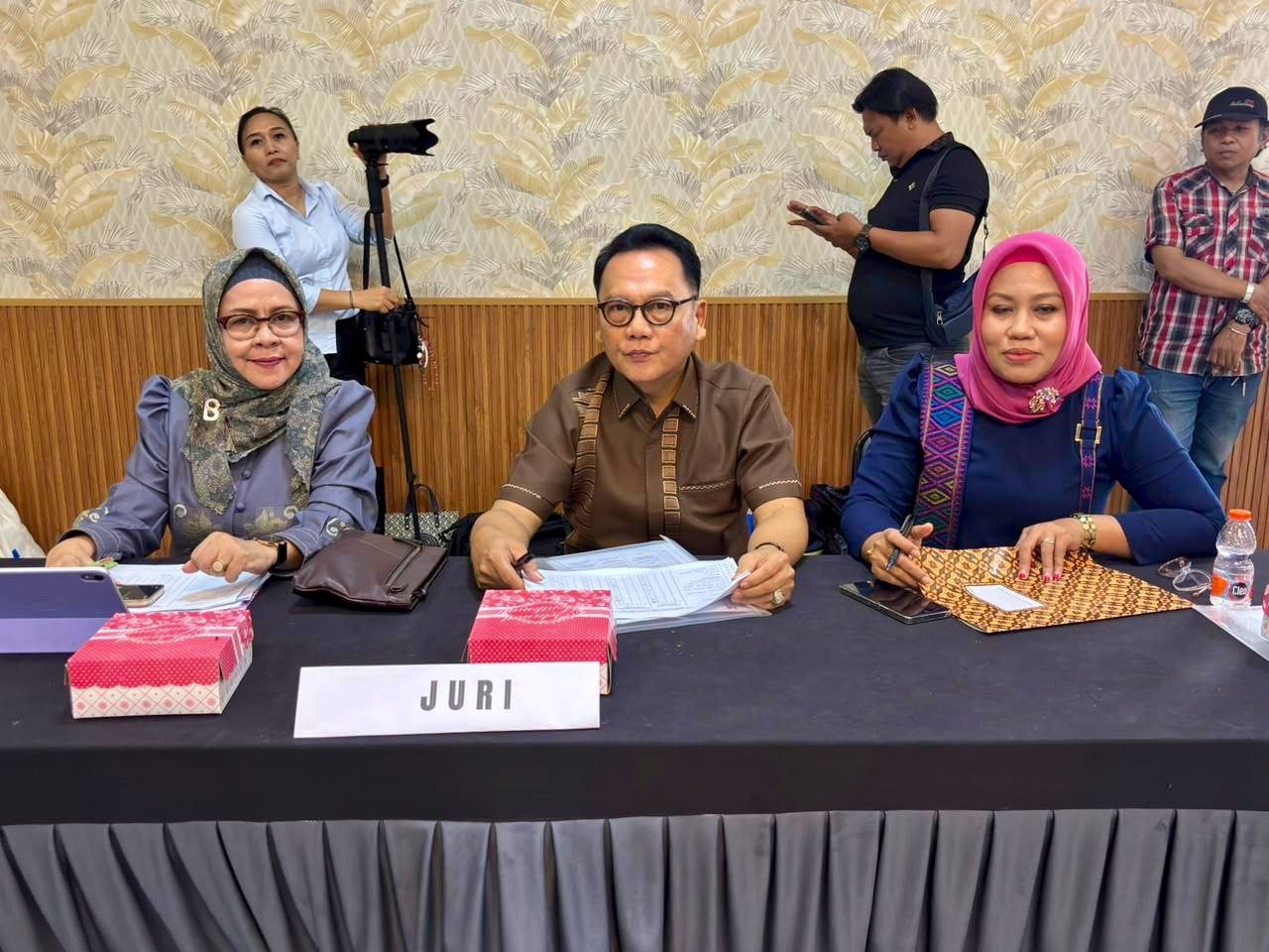 Ketua FPPBM Gorontalo Jadi Salah Satu Juri Lomba Fashion Show Karawo BKOW Provinsi, Terus Lestarikan Budaya Khas Daerah