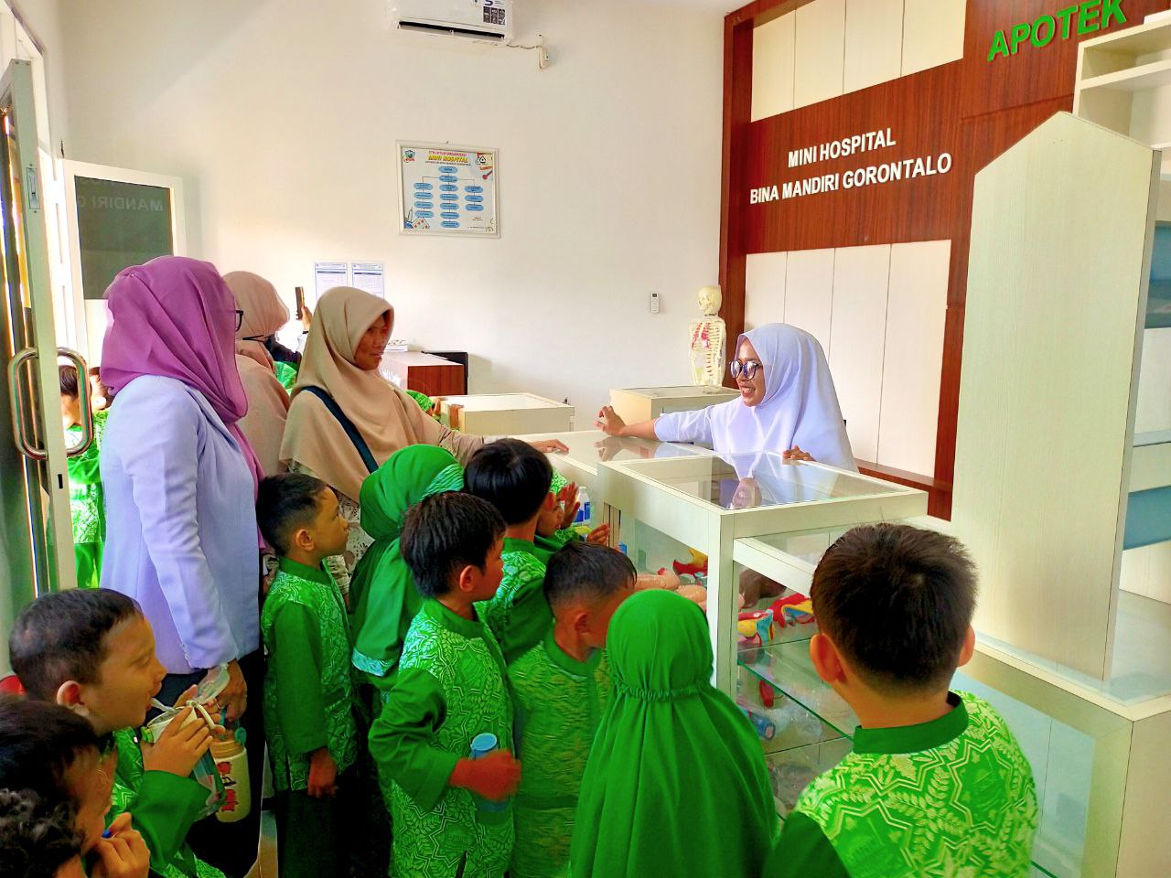 Siswa RA Al Islah Lakukan Kunjungan Edukasi di Mini Hospital UBM Gorontalo, Rektor Titin dan Jajaran Menyambut Hangat