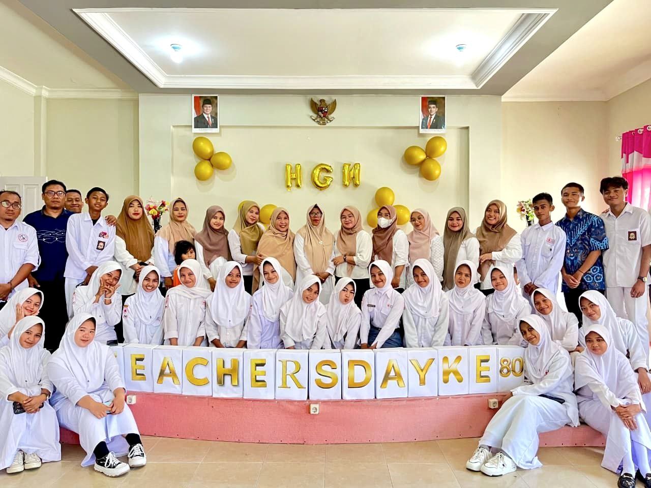 Peringatan HGN di SMK Bina Mandiri Boalemo, Kepsek Yuriko: Terima Kasih atas Dedikasi dan Ketulusan seluruh Guru